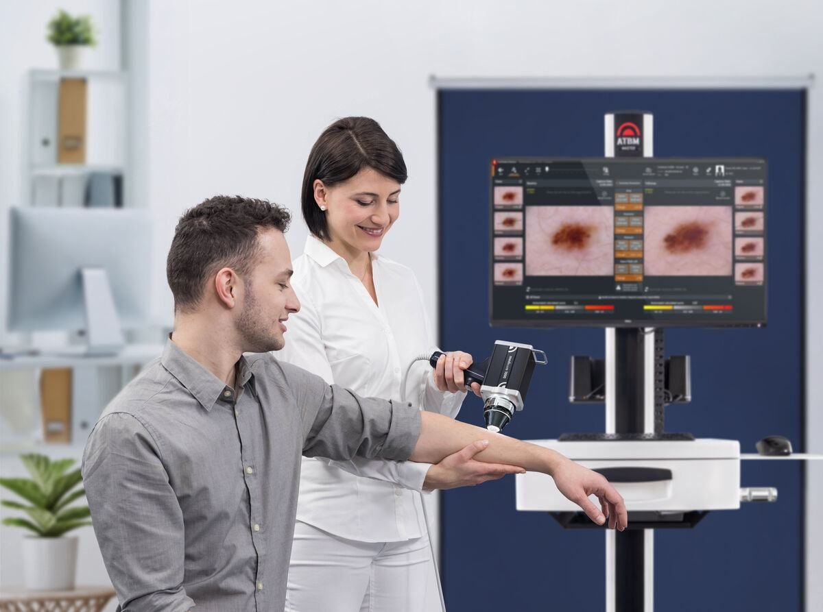 Examen dermatologique avec la caméra medicam 1000s, écran Mosaic View en arrière-plan.